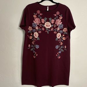 MAROON DRESS WITH FLORAL EMBROIDERY DETAIL